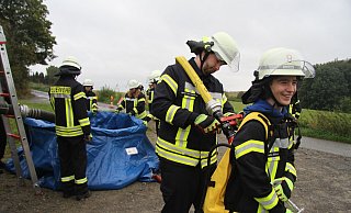 Sören Hollensteiner füllt bei Darius Büker (rechts) einen Löschrucksack. - Daniel Hobein/Feuerwehr Bad Salzuflen Sören Hollensteiner füllt bei Darius Büker (rechts) einen Löschrucksack. - Daniel Hobein/Feuerwehr Bad Salzuflen