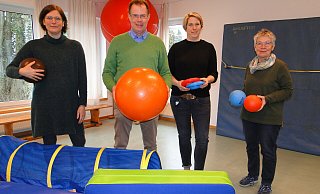 Auf der "Bewegungsbaustelle" der Kita Valhausen (von links): Marion Breuch, MdL Klaus Hansen, Hanna Döhler und Kita-Leiterin Birgit Kleine-Ostmann. - Hajo Gärtner