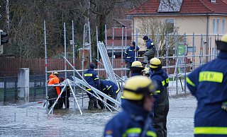 Einsatzkräfte des THW Lemgo helfen in Rinteln beim Bau einer Fußgängerbrücke über überflutetes Gebiet. - Freitag TV