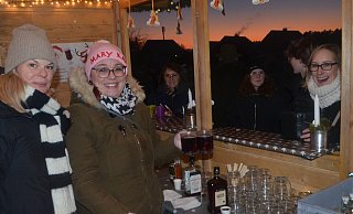 Nordische Christfestbowle bei Abendrot: Nathalie Hoffmann (links) und Anna Schender freuen sich in der Hütte des Fördervereins der Grundschule Lipperreihe über die gute Aussicht und die Nachfrage. Foto: Sibylle Kemna - Sibylle Kemna Nordische Christfestbowle bei Abendrot: Nathalie Hoffmann (links) und Anna Schender freuen sich in der Hütte des Fördervereins der Grundschule Lipperreihe über die gute Aussicht und die Nachfrage. Foto: Sibylle Kemna - Sibylle Kemna