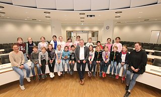 Landrat Dr. Axel Lehmann (Mitte) freut sich über den Besuch der Kinder aus der Klasse 3c vom Bildungshaus Weerthschule. - Kreis Lippe Landrat Dr. Axel Lehmann (Mitte) freut sich über den Besuch der Kinder aus der Klasse 3c vom Bildungshaus Weerthschule. - Kreis Lippe