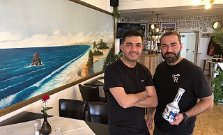 Die Brüder Georgios (links) und Niko Zekelidis stehen im Gastraum ihres Restaurants "Pireas" in Almena vor einem großen Bild. - Thomas Reineke