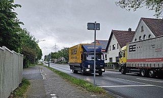 Viel Verkehr fließt über die Bundesstraße B 239 nach Lage oder in die Gegenrichtung nach Detmold. Das hat Spuren hinterlassen, die Fahrbahn wird deshalb vom Marktkauf-Kreisel bis zur Sülterheide in 5 Bauabschnitten saniert. - Astrid Sewing Viel Verkehr fließt über die Bundesstraße B 239 nach Lage oder in die Gegenrichtung nach Detmold. Das hat Spuren hinterlassen, die Fahrbahn wird deshalb vom Marktkauf-Kreisel bis zur Sülterheide in 5 Bauabschnitten saniert. - Astrid Sewing