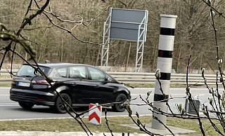 Der Blitzer an der B1, Abfahrt Leopoldstal, ist der einzige im Kreisgebiet, der Lasermessungen in beide Richtungen vornehmen kann. - Silke Buhrmester Der Blitzer an der B1, Abfahrt Leopoldstal, ist der einzige im Kreisgebiet, der Lasermessungen in beide Richtungen vornehmen kann. - Silke Buhrmester