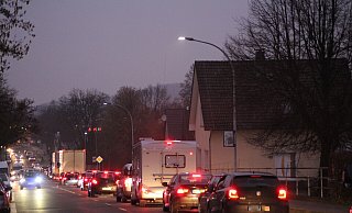 Im Berufsverkehr staut sich der Verkehr auf der Bundesstraße in Lage. Sind die Bahnschranken unten, wird die Schlange schnell sehr lang. - Sandra Castrup