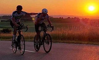 Während ihrer Non-Stop-Tour radeln Oliver Wiehemeier und Sebastian Lutz zweimal in den Sonnenaufgang. - Oliver Wiehemeier