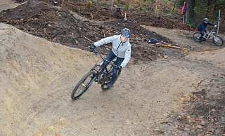 Die ersten Mountainbiker probieren die Strecke aus. Viele von ihnen haben beim Bau mitgeholfen. - Karin Prignitz Die ersten Mountainbiker probieren die Strecke aus. Viele von ihnen haben beim Bau mitgeholfen. - Karin Prignitz