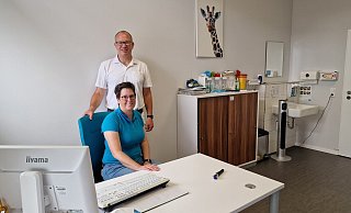 Hausärztin Christa Bittscheidt zusammen mit ihrem Mann Dr. Hans Bittscheidt, der sie seit November in ihrer Praxis in Langenholzhausen unterstützt. - Nadine Uphoff Hausärztin Christa Bittscheidt zusammen mit ihrem Mann Dr. Hans Bittscheidt, der sie seit November in ihrer Praxis in Langenholzhausen unterstützt. - Nadine Uphoff