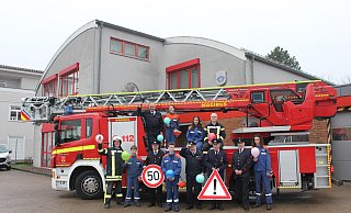 Auf dem Gruppenbild sind die noch der Feuerwehr angehörenden Gründungsmitglieder gemeinsam mit aktuell der Jugendfeuerwehr angehörenden Mitglieder abgebildet. - Feuerwehr Oerlinghausen Auf dem Gruppenbild sind die noch der Feuerwehr angehörenden Gründungsmitglieder gemeinsam mit aktuell der Jugendfeuerwehr angehörenden Mitglieder abgebildet. - Feuerwehr Oerlinghausen