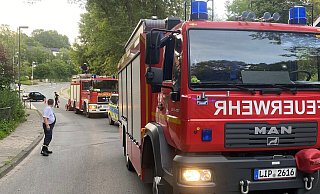 Die Blomberger Feuerwehr ist mit zahlreichen Einsatzkräften angerückt. - Feuerwehr Blomberg