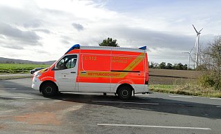 Ein Rettungswagen steht noch an der gerade geräumten Unfallstelle am Ellernkrug. Auf dem Asphalt der B239 sind noch Abstreu-Spuren zu sehen. - Hajo Gärtner