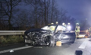 Von dem am Unfall beteiligten Mercedes ist nur noch ein Trümmerhaufen übrig. Der Wagen war aus bisher ungeklärter Ursache am Sonntagmorgen mit zwei weiteren Pkw und einem Lkw auf der Autobahn 2 in Höhe "Herford/Bad Salzuflen" zusammengestoßen. - Daniel Hobein/ Feuerwehr Bad Salzuflen