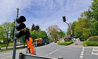 Auch die Ampel am Berliner Platz in Schieder hat offenbar etwas abbekommen: Erst gestern mittag wurde sie wieder instand gesetzt. - Marianne Schwarzer