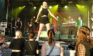 Die Band „Holy Moly“ heizt ihrem jungen Publikum mächtig ein. - Hajo Gärtner Die Band „Holy Moly“ heizt ihrem jungen Publikum mächtig ein. - Hajo Gärtner