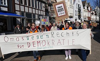 Rund 180 Teilnehmerinnen und Teilnehmer sind dem Aufruf der "Omas gegen Rechts" in Bad Salzuflen gefolgt und nehmen am Marsch durch die Innenstadt teil. - Omas gegen Rechts Bad Salzuflen