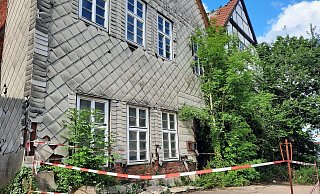 Der Brand des leerstehenden Hauses beschäftigte die Feuerwehr mehrere Stunden lang. Im Inneren herrscht seitdem Einsturzgefahr. - Lorraine Brinkmann Der Brand des leerstehenden Hauses beschäftigte die Feuerwehr mehrere Stunden lang. Im Inneren herrscht seitdem Einsturzgefahr. - Lorraine Brinkmann