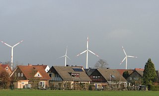 Aus vier Windrädern in der Nähe von Hardissen sollen jetzt sechs werden. Das hat die Politik nach regen Diskussionen entschieden. - Archivfoto: Hajo Gärtner