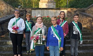 Die seit 2019 amtierenden Kinder: Königin Emely Semrau (Mitte) mit König Eric Spintzyk, 1. Königsoffizier Paul Schröder (rechts) mit Hofdame Nele Wienke sowie 2. Königsoffizier Joshua Niemann (links) mit Hofdame Julia Quellmelz. - Schwalenberger Schützengesellschaft