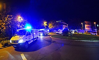 Mit Blaulicht fährt der Konvoi durch den Kreisel. - Nicole Ellerbrake
