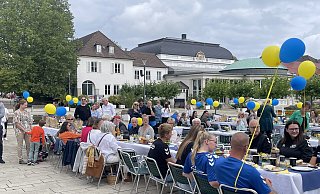 Das erste Salzsiederfrühstück im Kurpark von Bad Salzuflen war ein voller Erfolg und brachte 3800 Euro an Spendengeldern ein. Der Erlös kommt dem örtlichen Handballsport zugute. - Soroptimist Club Detmold Das erste Salzsiederfrühstück im Kurpark von Bad Salzuflen war ein voller Erfolg und brachte 3800 Euro an Spendengeldern ein. Der Erlös kommt dem örtlichen Handballsport zugute. - Soroptimist Club Detmold