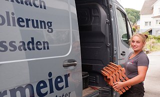 Fabienne Ellermeier arbeitet im Betrieb ihres Vaters Andreas und ist im ganzen Kreisgebeit im Einsatz. - Lorraine Brinkmann