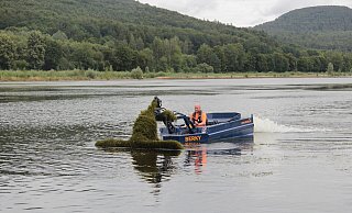 Viktor Voth fährt mit dem Mähboot über den Schiedersee. - Madlena Gerschner LZ
