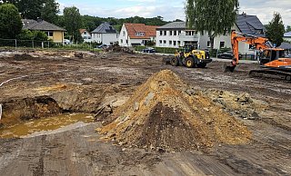 Auf der Baustelle an der Ecke Birkenallee Nibelungenweg wird der Baugrund vorbereitet. Dabei fällt im sehr sandigen Boden der hohe Grundwasserspiegel auf. - Jost Wolf