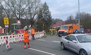 Seit Montag ist die B239 zwischen Wilberg und Schönemark gesperrt. Wer vor der Absperrung steht, kann über die Wilberger Straße weiter fahren. Noch besser ist es, die Verkehrsbehinderung zu umfahren und eine andere Strecke von und nach Detmold zu wählen. - Silke Buhrmester Seit Montag ist die B239 zwischen Wilberg und Schönemark gesperrt. Wer vor der Absperrung steht, kann über die Wilberger Straße weiter fahren. Noch besser ist es, die Verkehrsbehinderung zu umfahren und eine andere Strecke von und nach Detmold zu wählen. - Silke Buhrmester