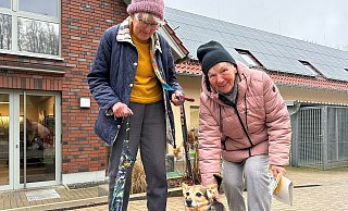 Hannelore Burchert (links) hat Wolle gemeinsam mit ihrer Nachbarin im Tierheim abgeholt. - Maria Toman