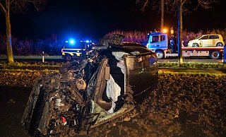 Der zerstörte Ford Fiesta liegt mehrere Meter entfernt vom Ort der Kollision auf einem angrenzenden Acker - Freitag TV Der zerstörte Ford Fiesta liegt mehrere Meter entfernt vom Ort der Kollision auf einem angrenzenden Acker - Freitag TV