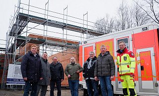 Dietmar Nunne (Geschäftsleiter Kögel + Nunne Bau), Landrat Dr. Axel Lehmann, Sven Oehlmann (vbe-Geschäftsführer), Stephan Möller (Eggehaus), Meinolf Haase (Leiter Bevölkerungsschutz Kreis Lippe), Bürgermeister Frank Meier und Andreas Kersting (Rettungsdienst) freuen sich, dass der Bau der neuen Rettungswache gut vorangeht. - Lorraine Brinkmann Dietmar Nunne (Geschäftsleiter Kögel + Nunne Bau), Landrat Dr. Axel Lehmann, Sven Oehlmann (vbe-Geschäftsführer), Stephan Möller (Eggehaus), Meinolf Haase (Leiter Bevölkerungsschutz Kreis Lippe), Bürgermeister Frank Meier und Andreas Kersting (Rettungsdienst) freuen sich, dass der Bau der neuen Rettungswache gut vorangeht. - Lorraine Brinkmann