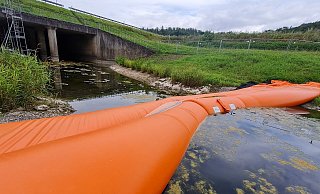 Der Beaverschlauch wird hier bald ausgedient haben: Ab September will der Eigenbetrieb Straßenbau hier eine dauerhafte Absperrmöglichkeit installieren, damit bei den Wartungsarbeiten der Rückfluss aus der Unteremmer verhindert werden kann. - Marianne Schwarzer Der Beaverschlauch wird hier bald ausgedient haben: Ab September will der Eigenbetrieb Straßenbau hier eine dauerhafte Absperrmöglichkeit installieren, damit bei den Wartungsarbeiten der Rückfluss aus der Unteremmer verhindert werden kann. - Marianne Schwarzer