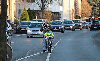 Radfahrer fühlen sich im Straßenverkehr oft zu recht gefährdet. Das muss anders werden, fordert das Bündnis für Klimaschutz. - Till Brand