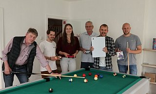 Bei der Spendenübergabe lassen es sich die Beteiligten nicht nehmen, eine Runde Billard zu spielen. - SPD Lage