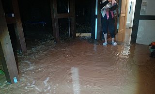 Bei Familie Gürtler steht der komplette Hof und der Keller des Fachwerkhauses der Familie unter Wasser. - Petra Gürtler