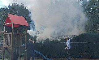 Nachbarn in der Wehrenhagenstra&szlig;e beim L&ouml;scheinsatz an einem Gartenschuppen. - Steven de Jong