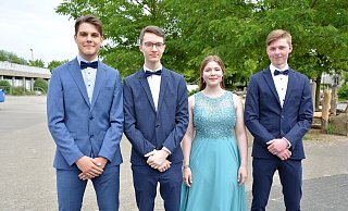 Julia Böhm und Linus Orbke (r.) haben eine 1,1 auf dem Abschlusszeugnis stehen. Kennett Wefelmeier (l.) und Jonah Kramer (2. v. l.) bestehen ihr Abi mit einer 1,3. Foto: Karin Prignitz - Karin Prignitz Julia Böhm und Linus Orbke (r.) haben eine 1,1 auf dem Abschlusszeugnis stehen. Kennett Wefelmeier (l.) und Jonah Kramer (2. v. l.) bestehen ihr Abi mit einer 1,3. Foto: Karin Prignitz - Karin Prignitz