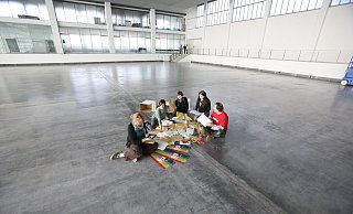 Viel Raum, aber wenig Möglichkeiten - das ist das Dilemma mit dem Hangar 21. Er wird zwar an 261 Tagen im Jahr mit zumeist kulturellen Veranstaltungen bespielt (im Bild Mitglieder der Kultur&Art-Initiative, die das Kurzfilmfestival veranstaltet). Aber die jährlichen Kosten sind hoch und werden noch steigen. Es gibt einen Sanierungsstau - und für viele anderen Ideen taugt der Hangar nicht, weil die Herrichtung viel zu teuer und damit unwirtschaftlich wäre. - Archivfoto: Vera Gerstendorf-Welle Viel Raum, aber wenig Möglichkeiten - das ist das Dilemma mit dem Hangar 21. Er wird zwar an 261 Tagen im Jahr mit zumeist kulturellen Veranstaltungen bespielt (im Bild Mitglieder der Kultur&Art-Initiative, die das Kurzfilmfestival veranstaltet). Aber die jährlichen Kosten sind hoch und werden noch steigen. Es gibt einen Sanierungsstau - und für viele anderen Ideen taugt der Hangar nicht, weil die Herrichtung viel zu teuer und damit unwirtschaftlich wäre. - Archivfoto: Vera Gerstendorf-Welle