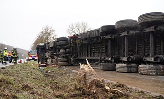Ein mit Hackschnitzeln beladener Lkw ist am Montag auf der B 1 bei Barntrup umgekippt. - Freitag-TV/Leon Stock