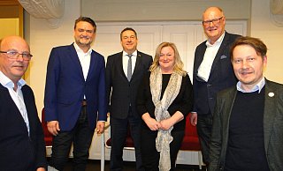 Diskutierten über Möglichkeiten zu helfen: Rainer Heller (von links), Peter Dück, Dr. Axel Lehmann, Vera Voronjuk, Ralf Freitag und Edwin Warketin. - Hajo Gärtner Diskutierten über Möglichkeiten zu helfen: Rainer Heller (von links), Peter Dück, Dr. Axel Lehmann, Vera Voronjuk, Ralf Freitag und Edwin Warketin. - Hajo Gärtner