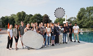 Mit viel Equipment aus der Medientechnik ist das engagierte Filmteam der Realschule im Eau-Le in Lemgo aktiv. Unterstützt werden die Schüler von Vertretern der Stadtwerke Lemgo, der Rapschool NRW und des zdi-Zentrum Lippe.Mint sowie von Lehrern. - Realschule Lemgo