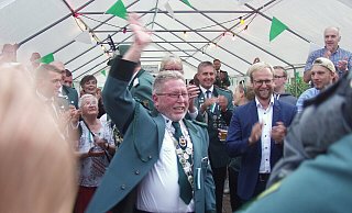Wiegand Schulze lässt sich als neuer Schützenkönig feiern. Auch Bürgermeister Borris Ortmeier applaudiert (rechts). - Wulf Daneyko