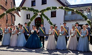König Jan Hundertmark und Königin Jenny Becker (Mitte) mit ihrem Hofstaat Dennis Becker und Svenja Hundertmark, Andreas und Corinna Marx, Sebastian und Daniela Föste, Marcel und Katja Laschewski, Jan und Daniela Köllermeier, Boris und Stephanie Keindlstorfer sowie Jens und Birgit Rendorf - Rudi Rudolf König Jan Hundertmark und Königin Jenny Becker (Mitte) mit ihrem Hofstaat Dennis Becker und Svenja Hundertmark, Andreas und Corinna Marx, Sebastian und Daniela Föste, Marcel und Katja Laschewski, Jan und Daniela Köllermeier, Boris und Stephanie Keindlstorfer sowie Jens und Birgit Rendorf - Rudi Rudolf