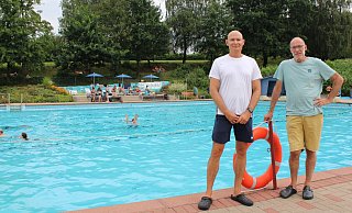 Schwimmmeister Marcus Riesmeier und Stefan Dubbert, Vorsitzender des Freibadvereins, informieren über das Bad. - Chiara Wibbeke Schwimmmeister Marcus Riesmeier und Stefan Dubbert, Vorsitzender des Freibadvereins, informieren über das Bad. - Chiara Wibbeke