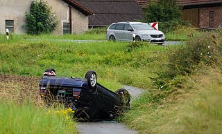 Regennasse Fahrbahn, erhöhte Geschwindigkeit: Am Freitag bleibt im Elend ein Auto auf dem Dach liegen. - Freitag TV/ Stock Regennasse Fahrbahn, erhöhte Geschwindigkeit: Am Freitag bleibt im Elend ein Auto auf dem Dach liegen. - Freitag TV/ Stock