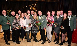 Das Königspaar Maike Brunsmeier und Maik Hagemeyer (Mitte) mit seinem Hofstaat - Nicole Ellerbrake Das Königspaar Maike Brunsmeier und Maik Hagemeyer (Mitte) mit seinem Hofstaat - Nicole Ellerbrake