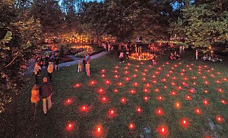 Am 19. August erstrahlt der Kurpark von Bad Salzuflen zur "Nacht der 10.000 Kerzen" im Lichtermeer. - © E. Schönlau