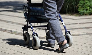 Vor allem Fußgänger, die in ihrer Mobilität eingeschränkt sind, sollen von den Maßnahmen profitieren. - Symbolbild: Pixabay Vor allem Fußgänger, die in ihrer Mobilität eingeschränkt sind, sollen von den Maßnahmen profitieren. - Symbolbild: Pixabay