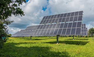 Photovoltaik könnte eine Möglichkeit sein, das Thema Erneuerbare Energien voranzutreiben. Grüne und SPD machen auch den Vorschlag, den Rathausparkplatz zu überdachen und mit einer Solaranlage zu versehen. - Symbolfoto: Pixabay