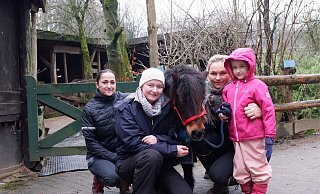 Sabrina Müller-Zetzsche (links), Tochter Frieda (rechts), Matilda Wagner (weiter von links) und Helen Jolly mit Pony "Nala", dem es letztlich zu verdanken war, dass der Brand am frühen Morgen entdeckt wurde. - Lorraine Brinkmann